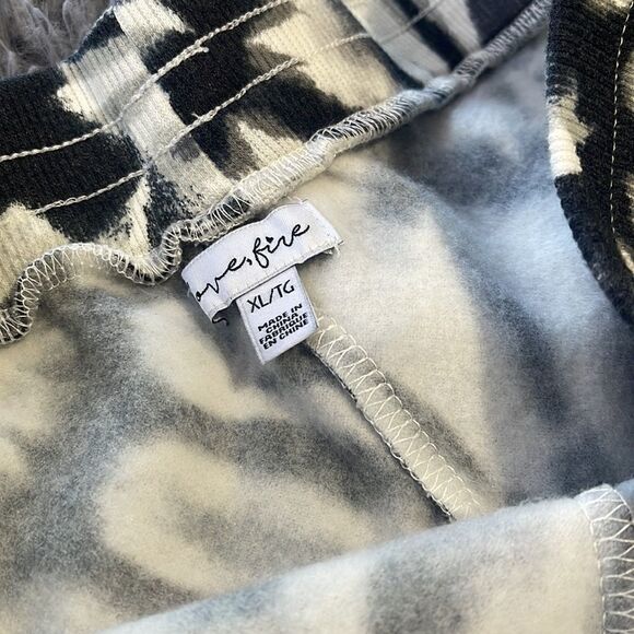 LOVE FIRE | Tie Dye Cozy Girls Jogger Sweatpants - Picture 4 of 4